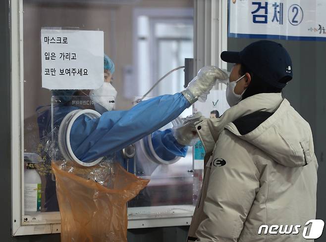 21일 오전 서울역 선별진료소에서 시민들이 신종 코로나바이러스 감염증(코로나19) 검체 검사를 받고 있다. 2021.11.21/뉴스1 © News1 신웅수 기자