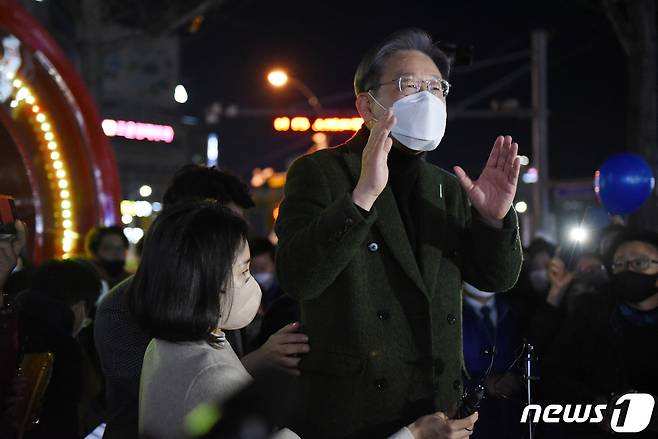 이재명 더불어민주당 대선 후보가 시민들 앞에서 연설을 하고 있다.2021.11.27/뉴스1 © News1 김동수 기자