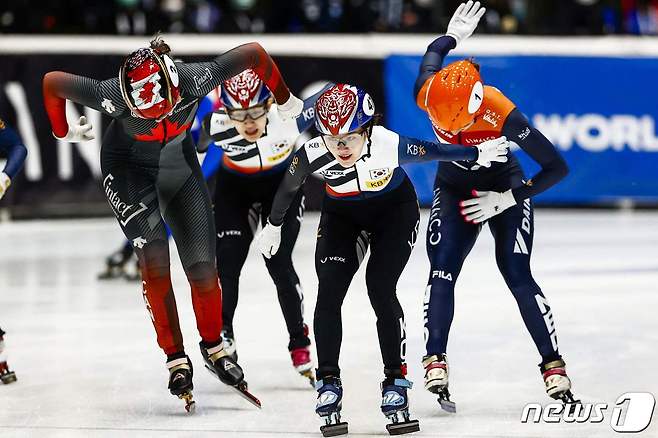 월드컵 4차대회서 금메달을 수확한 이유빈(가운데) © AFP=뉴스1