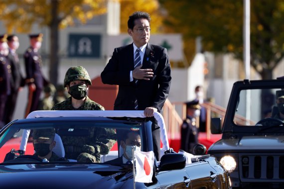기시다 후미오 일본 총리가 27일 일본 도쿄의 육상자위대 부대를 방문해 오픈카에 올라타 사열을 하고 있다. AP뉴시스