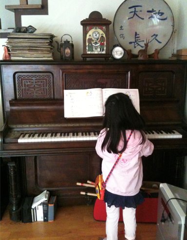 2010년쯤 선아씨의 딸이 할아버지의 피아노를 치고 있다. 사진 이선아씨 제공