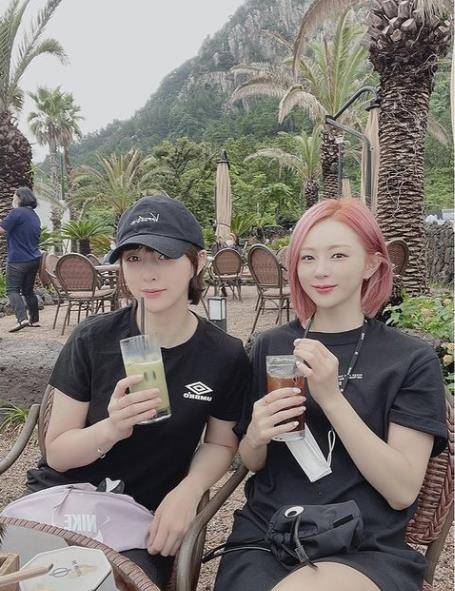 ▲ 2021년 세계탁구선수권대회 파이널 여자 단식 8강에 진출한 서효원(왼쪽)과 친동생 서효영 SPOTV 탁구 해설위원 ⓒ 서효영 인스타그램 캡처