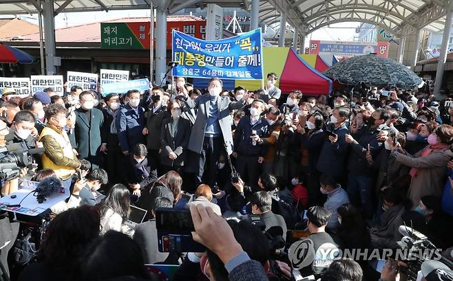 장흥 재래시장에서 즉석연설하는 이재명 대선후보 (장흥=연합뉴스) 백승렬 기자 = 더불어민주당 이재명 대선후보가 27일 전남 장흥군 정남진장흥토요시장을 방문, 즉석연설하며 지지를 호소하고 있다. 2021.11.27 srbaek@yna.co.kr