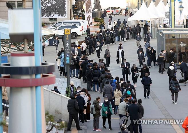 코로나19 확진자 연일 신기록 [연합뉴스 자료사진] 25일 오후 서울역 광장에 마련된 신종 코로나바이러스 감염증(코로나19) 임시 선별검사소에서 검사를 받으려는 시민들이 줄을 서고 있다. 2021.11.25