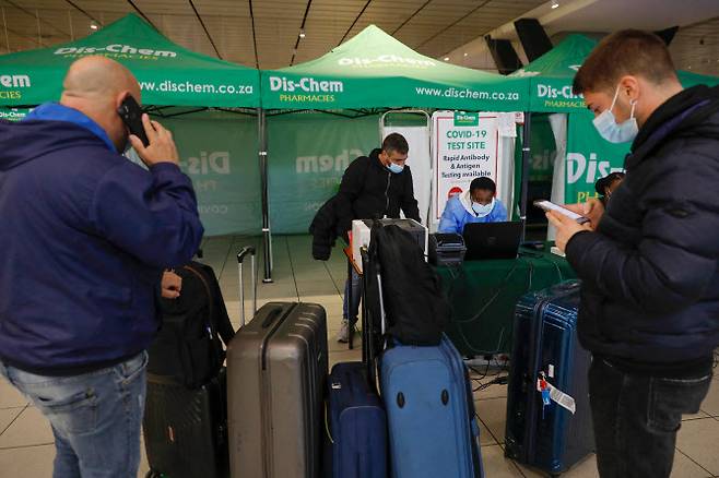 27일(현지시간) 남아프리카공화국 요하네스버그의 OR탐보 국제공항에서 여행객들이 코로나19 검사를 기다리고 있다. (사진=AFP 제공)