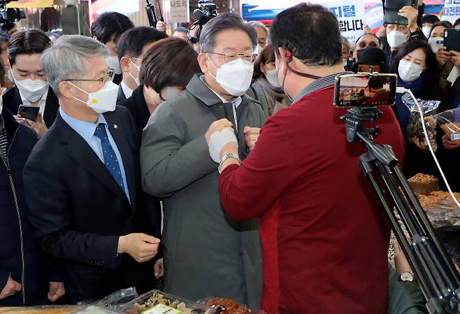 이재명 더불어민주당 대선 후보가 28일 광주 광산구 송정5일시장을 방문해 상인과 인사하고 있다.(사진=뉴시스)