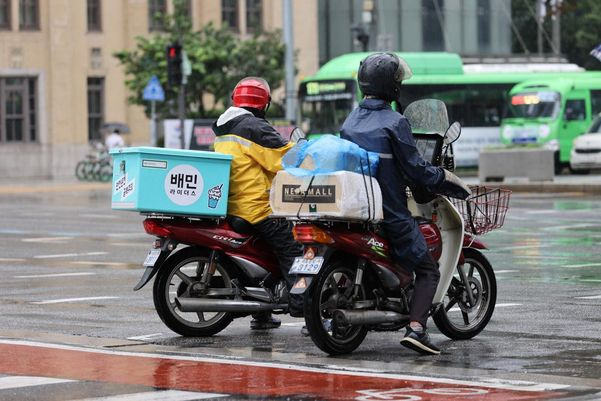 지난달 서울 종로구 광화문역 인근에서 신호대기 중인 배달기사들.