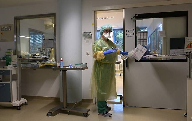 독일 남부 뮌헨 인근 프라이징의 한 병원 코로나19 응급실에서 의료진이 환자를 돌보고 있다. /AFP 연합뉴스