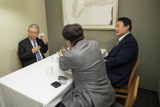 윤석열 국민의힘 대선 후보(오른쪽)와 김종인 전 비상대책위원장(왼쪽)이 지난 24일 저녁 서울 중구에 있는 한 식당에서 만찬 회동을 하고 있다. 권성동 사무총장이 배석했다. /연합뉴스