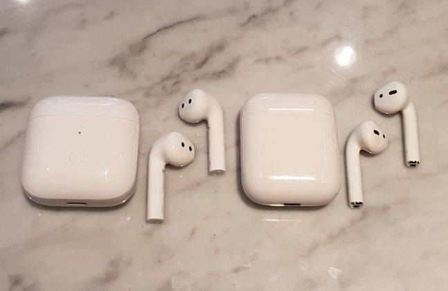 샤오미 무선이어폰 ‘레드미버즈3’(왼쪽)와 애플 ‘에어팟 1세대’.ⓒ데일리안 김은경 기자