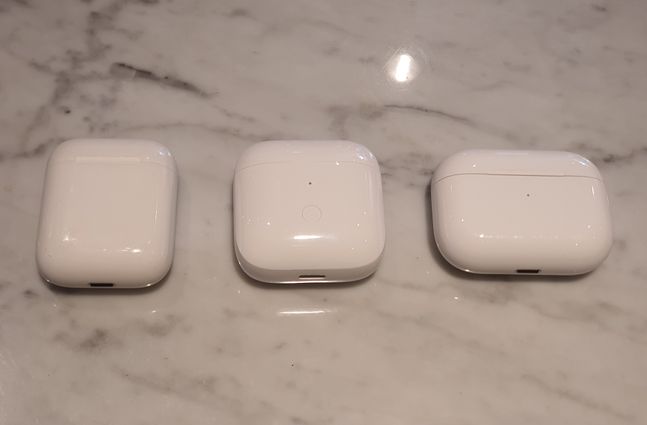 왼쪽부터 애플 무선이어폰 ‘에어팟 1세대’, 샤오미 ‘레드미버즈3’(왼쪽), 애플 ‘에어팟 프로’.ⓒ데일리안 김은경 기자