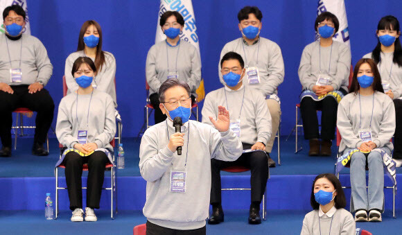 더불어민주당 이재명 대선후보가 28일 광주시 서구 김대중컨벤션센터에서 열린 광주 대전환 선대위 출범식에 참석, 인사말을 하고 있다. 연합뉴스