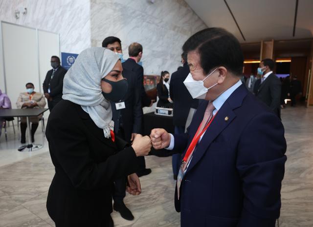 박병석 국회의장이 26일(현지시간) 스페인 마드리드 이페마(IFEMA) 국제회의장에서 열린 제143차 국제의회연맹(IPU) 총회 개회식에 참석해 파우지아(왼쪽) 바레인 하원의장을 만나고 있다. 국회의장실 제공