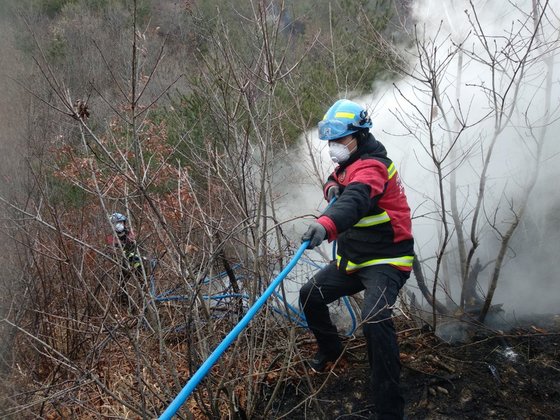 28일 낮 12시쯤 대전광역시 동구 대별동 산27-1 일원에서 산불이 발생해 산림당국이 진화작업을 벌이고 있다. 산림청