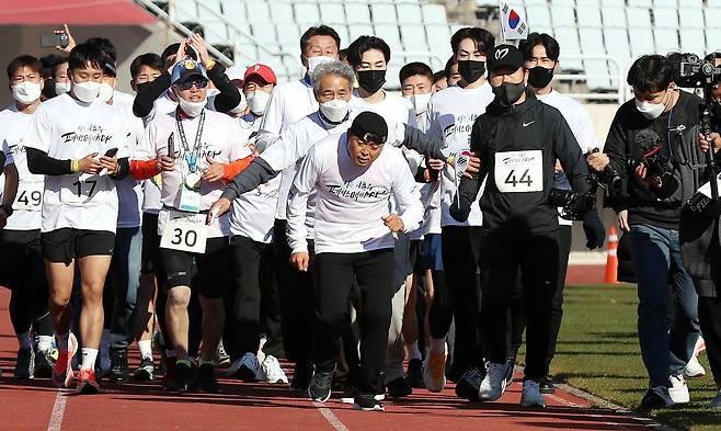 이봉주가 28일 경기도 부천시 부천종합운동장에서 열린 '이봉주 쾌유 기원 마라톤'에서 시민들과 함께 달리고 있다. 이봉주는 근육긴장이상증을 앓아 수술받았지만 걸을 때 허리를 펼 수 없는 상태다. [연합뉴스]