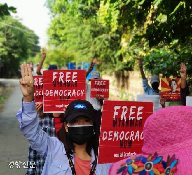 11월 21일 양곤 라인시에서 열린 반군부 시위. 미얀마 시민방위군