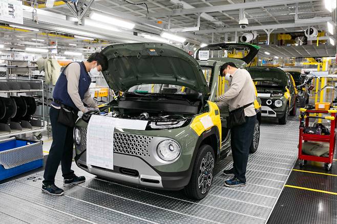 광주글로벌모터스 매니저들이 캐스퍼에 부품을 장착하고 있다. 캐스퍼는 지난 9월15일부터 생산되기 시작했다. 한국자동차기자협회 제공