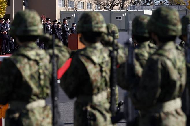 27일 도쿄 아사카 육상자위대 사열식에 참석한 일본 자위대 대원들/사진=AFP