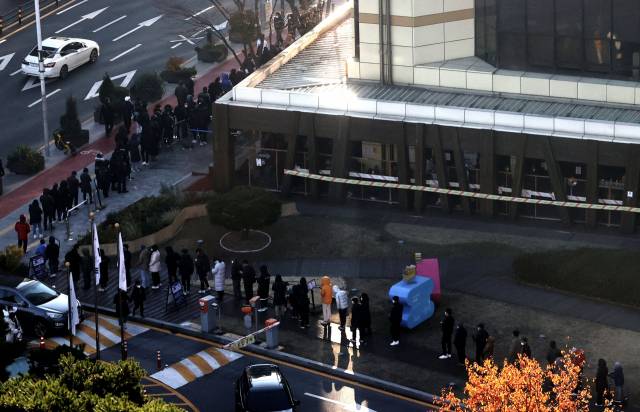 ▲신종 코로나바이러스 감염증(코로나19) 신규 확진자 수가 3천928명을 기록한 28일 오전 서울 송파구보건소 선별진료소를 찾은 시민들이 코로나19 검사를 받기 위해 줄을 서 있다. ⓒ연합뉴스