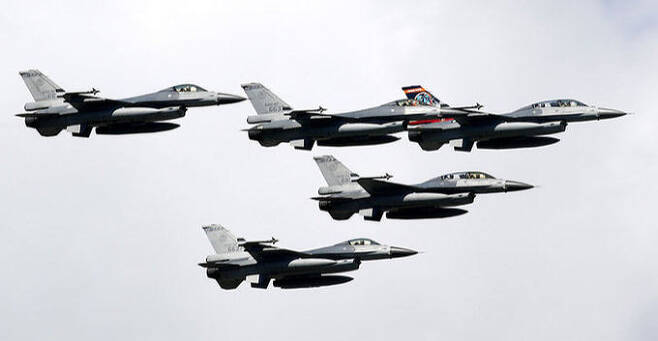 대만 공군 F-16 편대가 저공비행을 하고 있다. 세계일보 자료사진