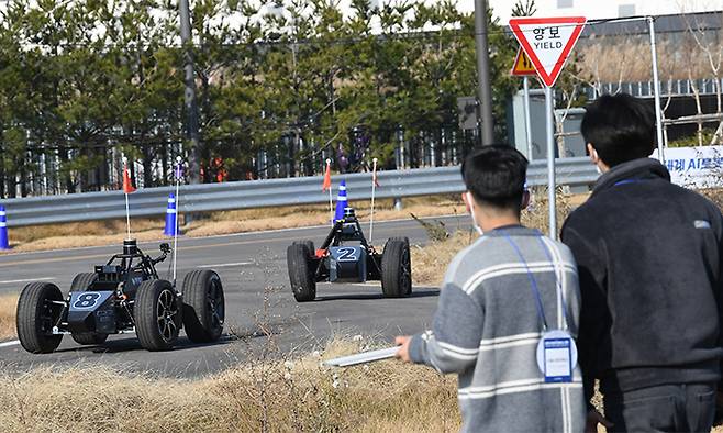 지난 27일 경기 시흥시 서울대학교 시흥캠퍼스 미래모빌리티기술센터(FMTC)에서 세계일보 주최로 개최한 '2021 세계 AI로봇카레이스 대회'에서 참가팀들의 AI로봇카들이 레이스를 펼치고 있다. 시흥=남정탁 기자