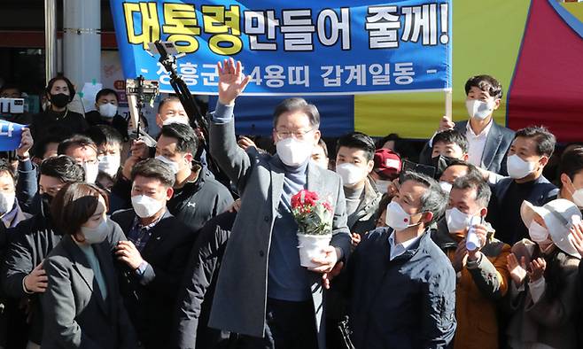 더불어민주당 이재명 대선후보가 27일 전남 장흥군 정남진장흥토요시장을 방문, 지지자들에게 손을 들어 인사하고 있다. 연합뉴스