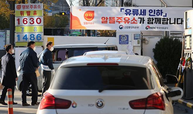 정부의 유류세 인하 조치가 시행된 지난 12일 서울 금천구 알뜰 명보 주유소에 유류세 인하 조치가 반영된 가격표가 설치되어 있다. 연합뉴스