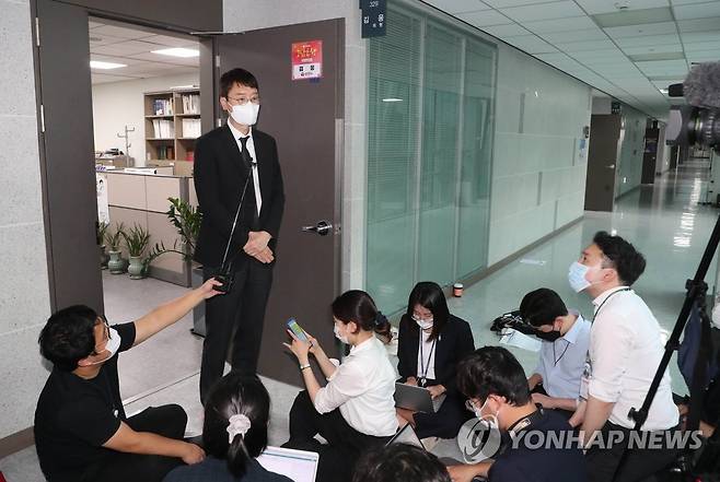 질의응답하는 국민의힘 김웅 의원 국민의힘 김웅 의원이 9월 13일 오후 고위공직자범죄수사처(공수처)의 국회 의원회관 내 사무실에 대한 압수수색이 끝난 뒤 기자들과 질의응답을 하고 있다. [국회사진기자단] jeong@yna.co.kr