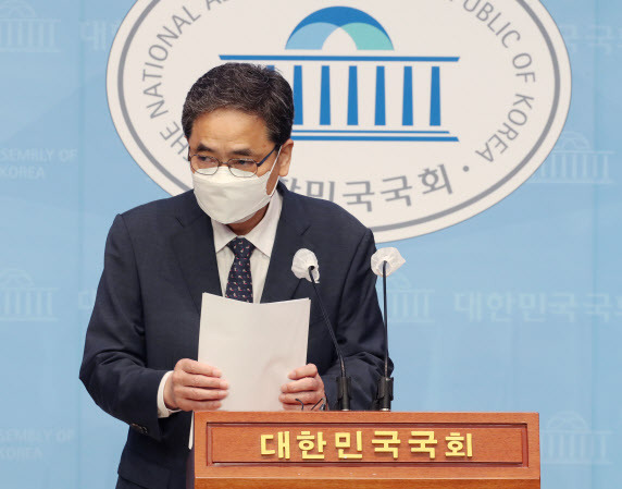 곽상도 전 국민의힘 의원이 아들의 ‘화천대유 퇴직금 50억원’ 논란과 관련 지난달 2일 오전 서울 여의도 국회 소통관에서 국회의원직을 사퇴한다고 밝힌 뒤 단상에서 내려오고 있다. (사진=연합뉴스)