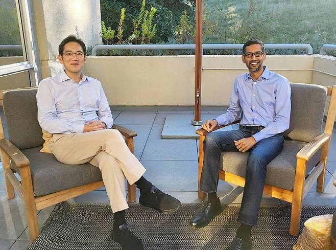 지난 22일(현지시각) 미국 캘리포니아주 마운틴뷰 구글 본사에서 만난 이재용 삼성전자 부회장(왼쪽)과 순다르 피차이(Sundar Pichai) 구글 CEO(오른쪽)의 모습. 사진=삼성전자
