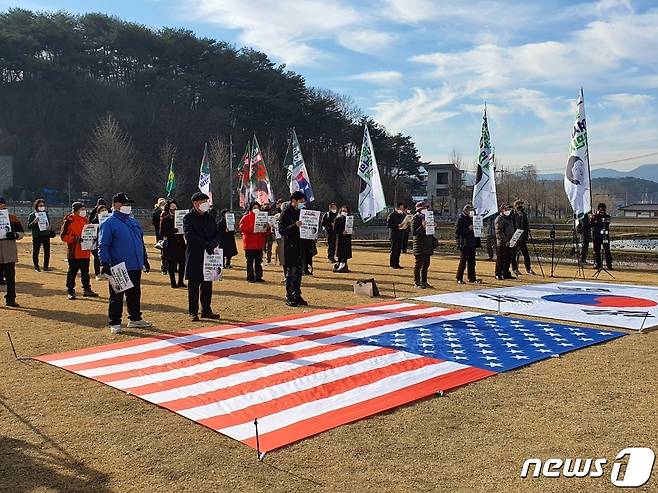 29일 오전 우리공화당 당원들이 육영수 여사 탄신 96주년 숭모제를 진행하고 있다. © 뉴스1