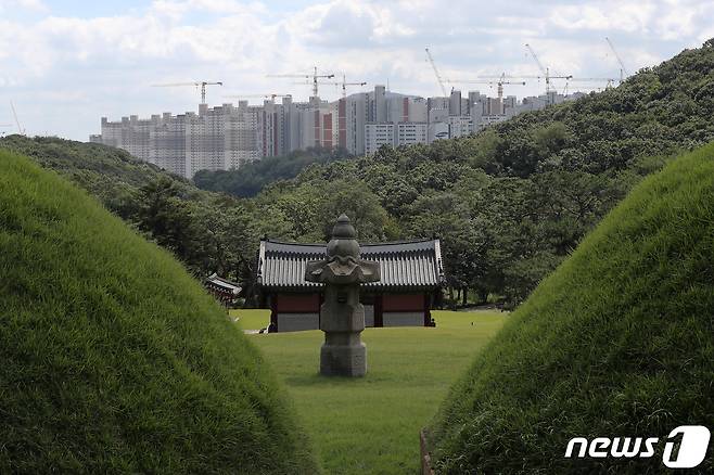 경기도 김포시 풍무동 장릉(사적 제202호)에서 인천 서구 검단신도시에 짓고 있는 아파트 단지가 보이고 있다.  /뉴스1 © News1 박세연 기자