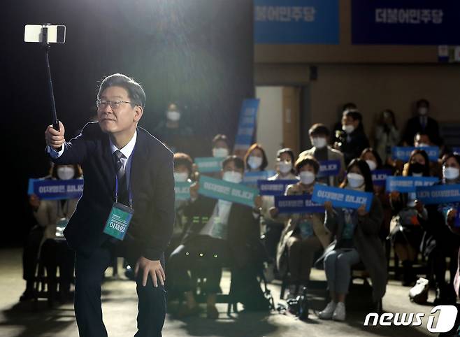 이재명 더불어민주당 대선후보가 29일 오전 광주 서구 김대중컨벤션센터에서 열린 'D-100 전국민 선대위 회의'에서 참석자들과 셀카를 찍고 있다. 2021.11.29/뉴스1 © News1 이동해 기자
