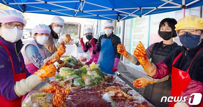 경북 칠곡군 호국마을 주민들이 28일 천안함 희생 장철희 일병 모친에게 전달할 김장을 하고 있다.ㅣ 2021.11.29/© 뉴스1