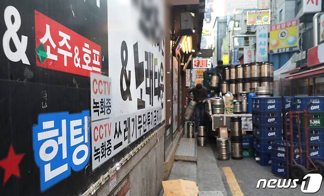 서울의 한 유흥거리에서 관계자가 맥주 박스를 옮기고 있다. © News1 이성철 기자