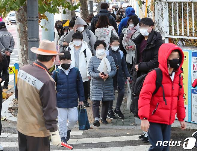 초중고 전면 등교가 시행된 22일 오전 서울 용산구 효창동 금양초등학교에서 학생들이 등교하고 있다. 2021.11.22/뉴스1 © News1 사진공동취재단