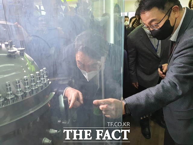 대전 한국원자력연구원을 찾은 윤석열 국민의힘 대선 후보가 소형 모듈 원자로 모형을 살펴보고 있다. / 대전 = 김성서 기자