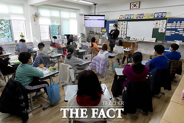 22일 오전 서울 도봉구 창원초등학교에서 학생들이 수업을 하고 있다. /사진공동취재단