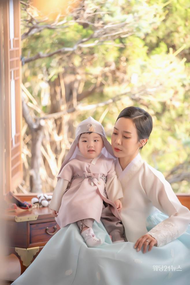 사진 : 한복 박선희한복,&nbsp;포토그래퍼 홍소현, 정성민(제니스스튜디오), 아이보리스튜디오,&nbsp;헤어 주승아 메이크업 오하람(제니스부띠끄)