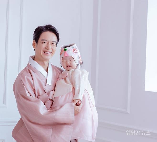 사진 : 한복 박선희한복,&nbsp;포토그래퍼 홍소현, 정성민(제니스스튜디오), 아이보리스튜디오,&nbsp;헤어 주승아 메이크업 오하람(제니스부띠끄)