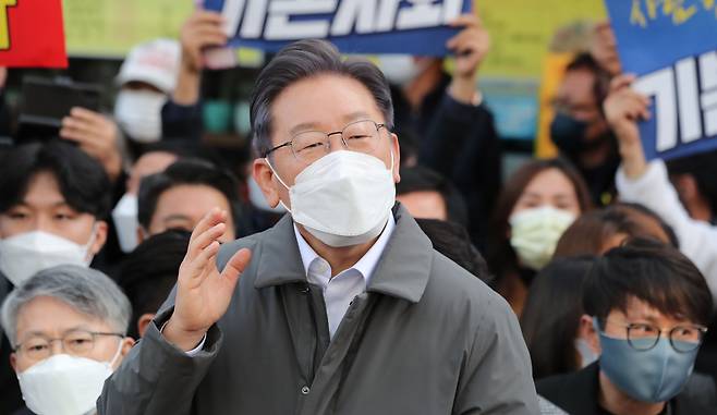 더불어민주당 이재명 대선후보가 2021년 11월 28일 광주광역시 광산구 송정5일시장을 방문해 연설하고 있다./김영근 기자