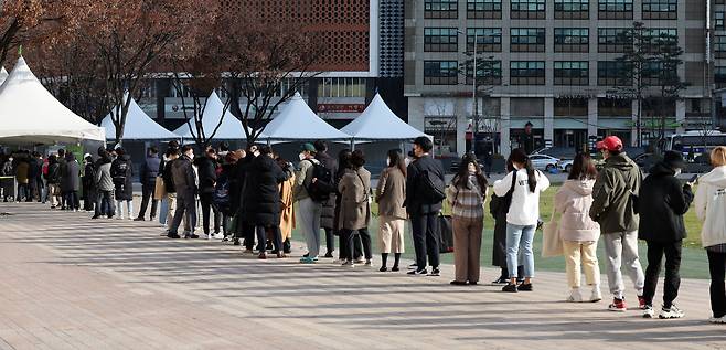 28일 오후 서울광장 코로나 임시선별검사소에서 시민들이 줄 서 있다./뉴시스