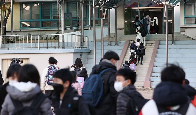 전국의 유치원과 초·중·고교가 전면 등교를 시작한 지난 22일 오전 서울 용산구 금양초등학교에서 학생들이 등교하고 있다./연합뉴스