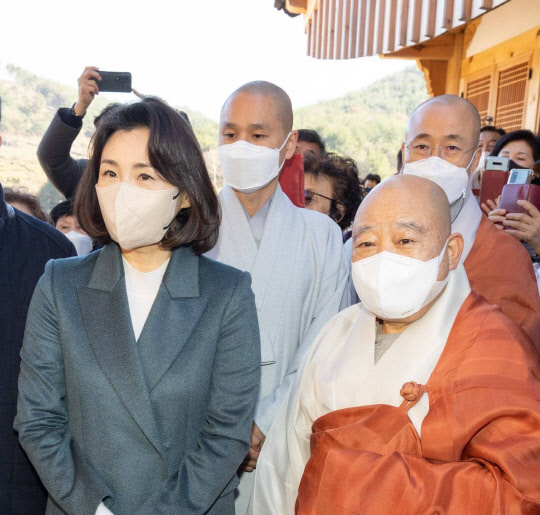 이재명 더불어민주당 대선 후보의 배우자 김혜경 씨가 지난 28일 경남 남해군 대한불교 조계종 성담사에서 열린 낙성식 및 타종식 대법회에 참석하고 있다. [더불어민주당 선대위 제공]