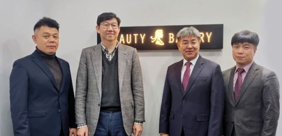 사진설명: 왼쪽부터 김학식 뷰티베이커리 대표이사, 최강용 뷰티베이커리 회장, 김민석 메딕바이오엔케이 대표이사, 김대성 대창솔루션 대표이사.