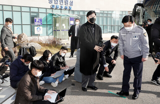 김창룡 경찰청장이 25일 오후 인천시 남동구 논현경찰서 앞에서 흉기난동 사건과 관련해 경찰의 부실한 대응에 대해 국민들에게 사과의 말을 한 뒤 인사하고 있다. 연합뉴스