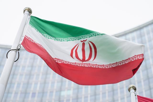 이란 핵합의 복원 협상이 진행되고 있는 오스트리아 빈 국제원자력기구 본부 앞에 이란 국기가 휘날리고 있다. 빈=AP 연합뉴스
