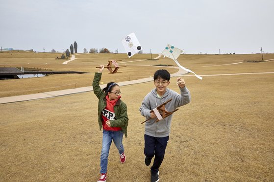 강라임(왼쪽)·김재신 학생기자가 임진각평화누리공원에 있는 전통문화체험장 강강수월래를 찾아 각각 가오리연과 방패연을 만들고 직접 날려봤다.