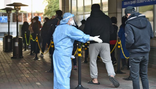 29일 오전 대구 북구 보건소 코로나19 선별진료소에서 시민들이 PCR 검사를 받기 위해 순서를 기다리고 있다. 뉴시스