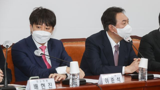 이준석 국민의힘 대표, 윤석열 대선 후보가 지난 25일 오전 서울 여의도 국회에서 열린 최고위원회의에 자리하고 있다. 공동취재사진. 뉴시스